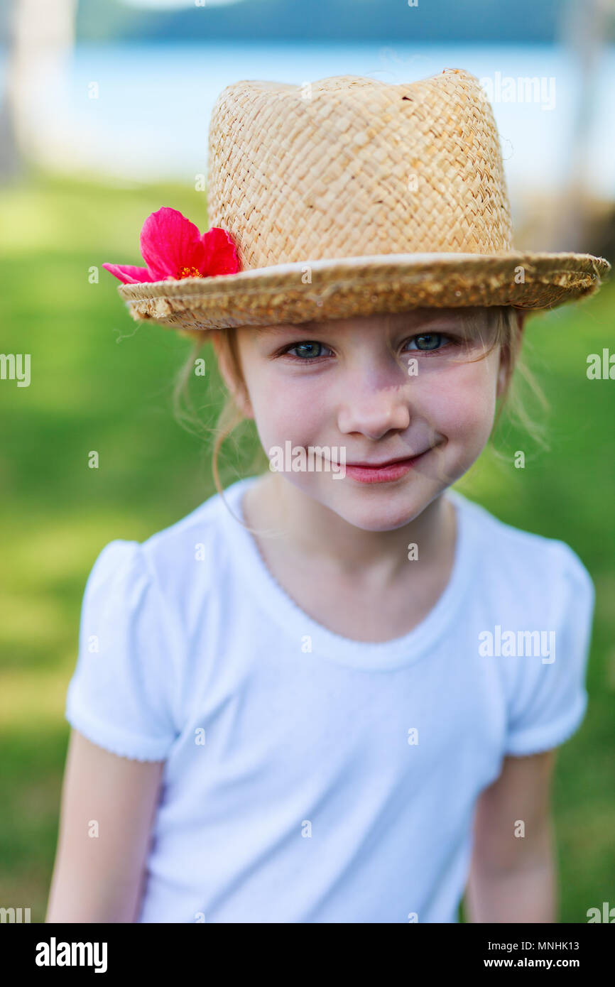 Portrait de petite fille décontracté en plein air, sur la journée d'été Banque D'Images