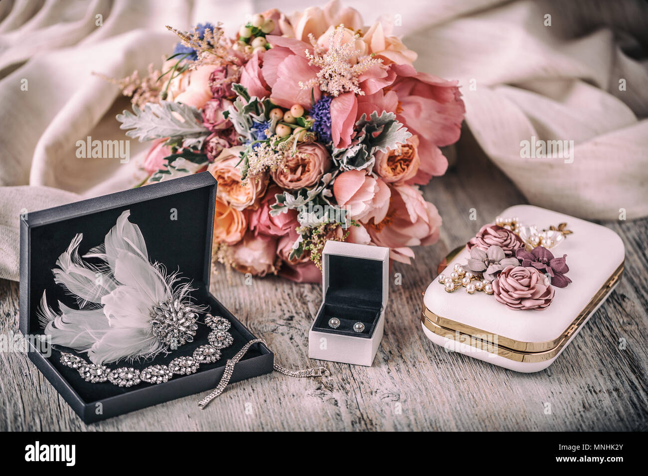 Composition de mariage. Accessoires de mariée boucles d'oreilles, fleur, sac à main, collier Banque D'Images