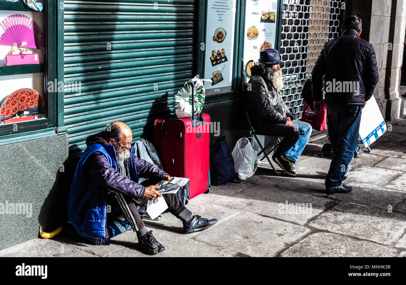 Les immigrants sans-abri par la Plaza Mayor, Madrid, Espagne. Banque D'Images