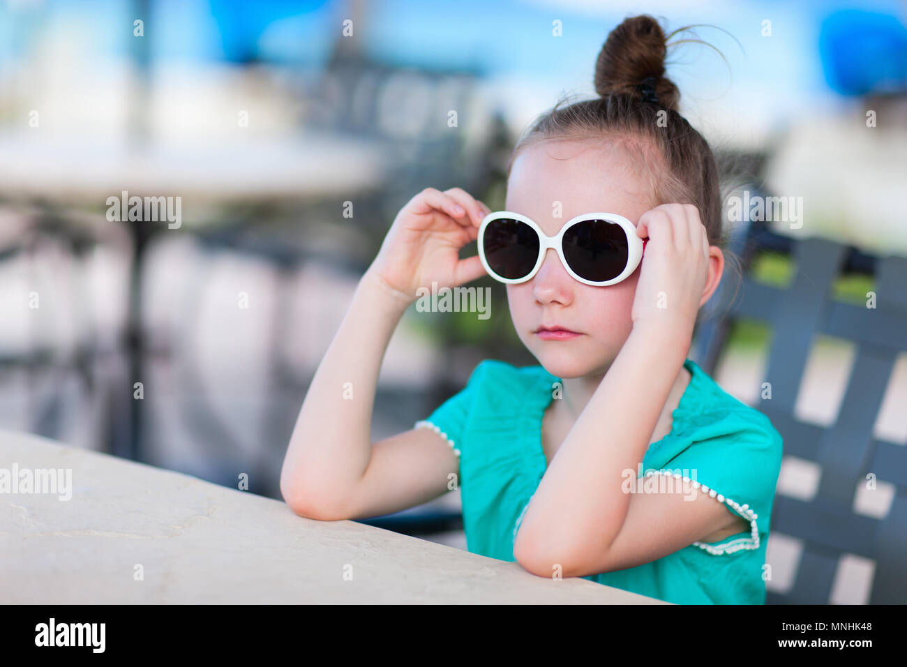 Portrait de petite fille décontracté en plein air, sur la journée d'été Banque D'Images
