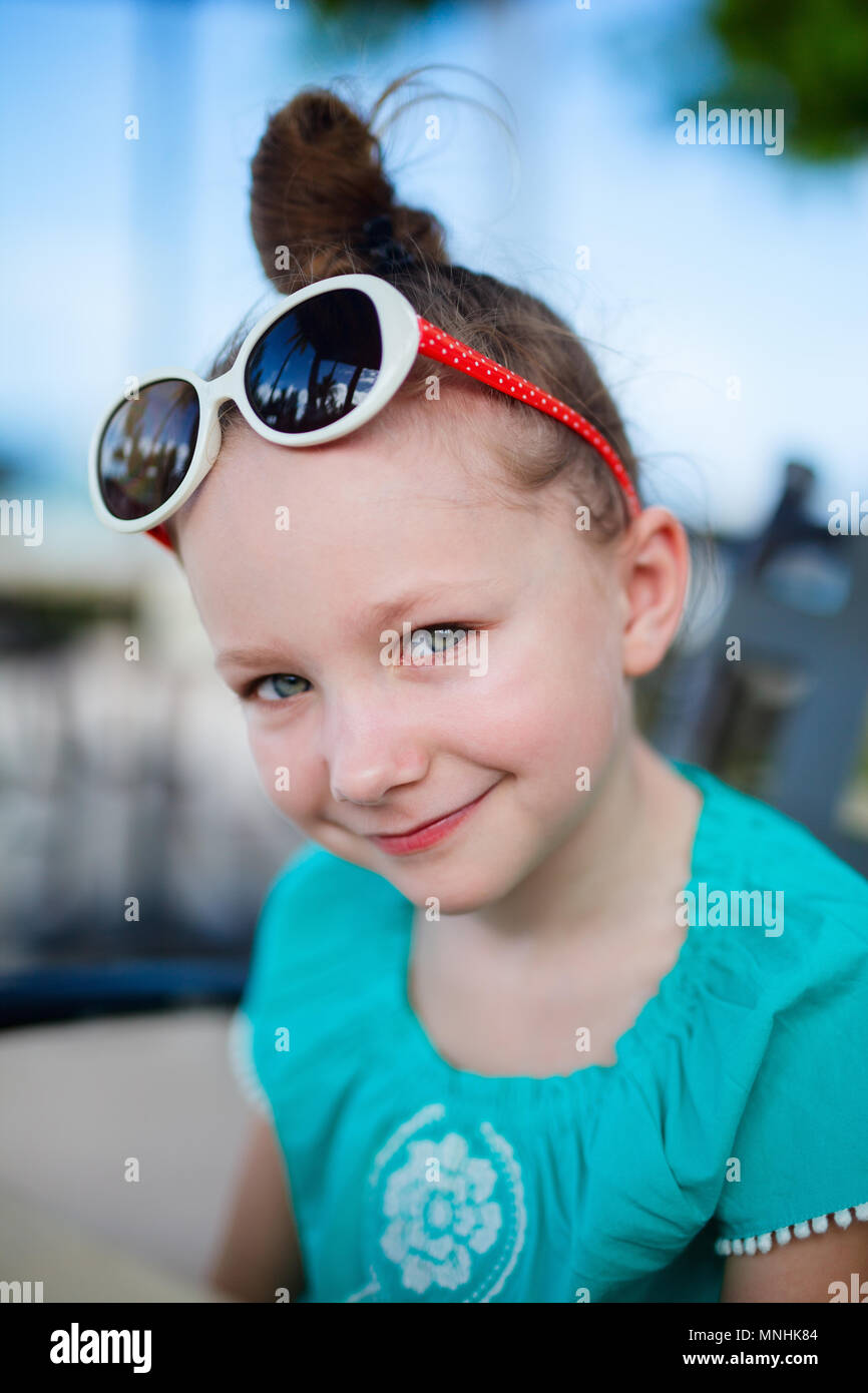 Portrait de petite fille décontracté en plein air, sur la journée d'été Banque D'Images