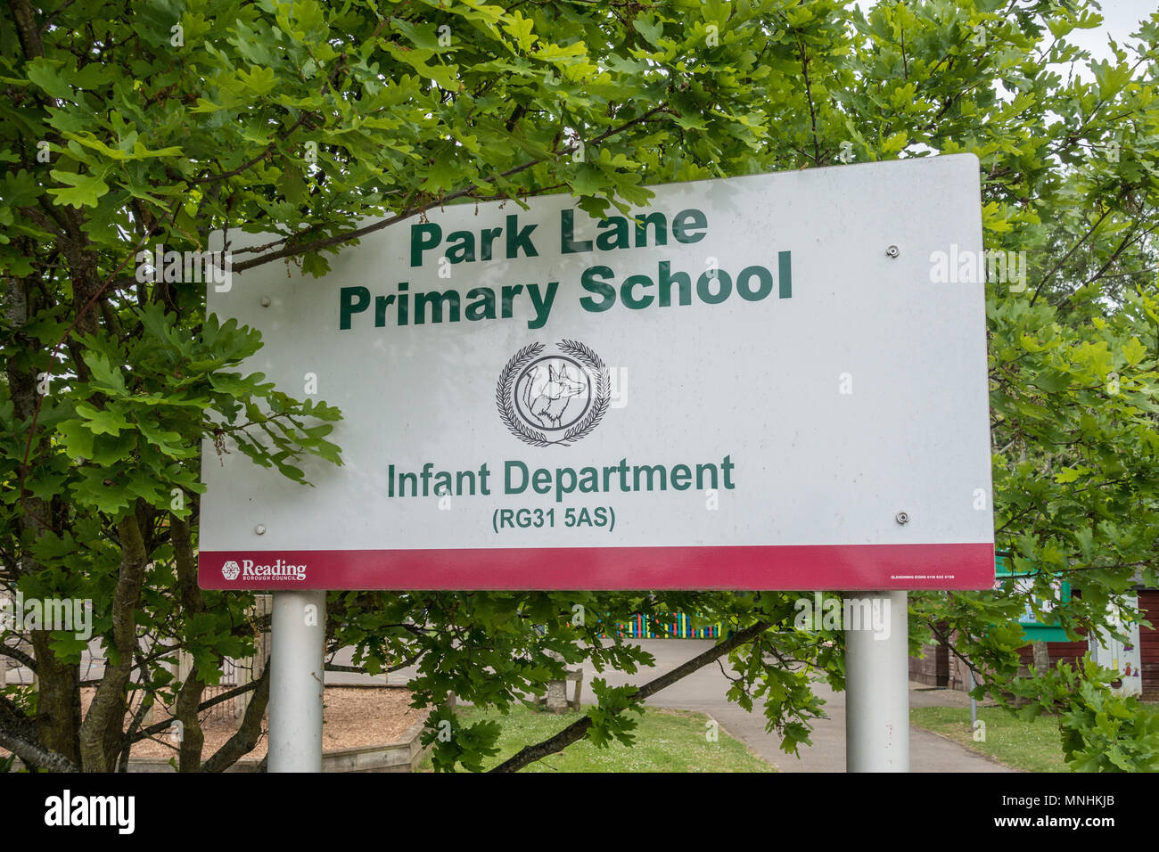 Un panneau à Park Lane Primary School in Reading, au Royaume-Uni. Banque D'Images