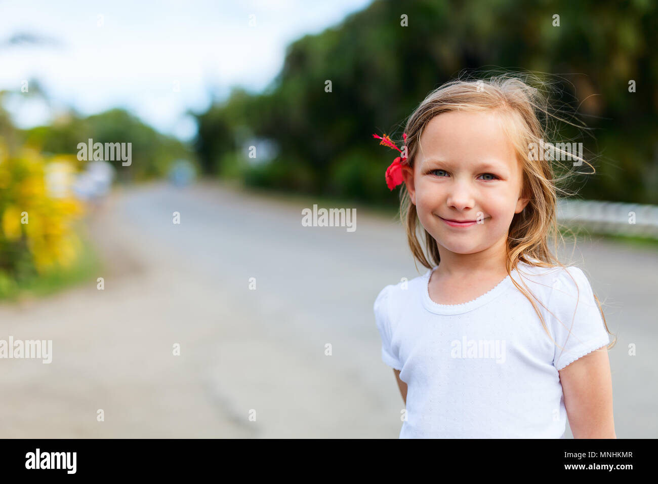 Portrait de petite fille décontracté en plein air, sur la journée d'été Banque D'Images