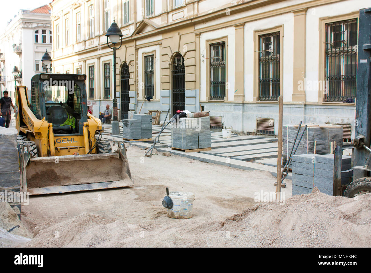 Belgrade, Serbie - 10 octobre 2017 : les machines et les travailleurs sur site de construction routière en centre-ville tout en rendant le nouveau revêtement en zone piétonne Banque D'Images