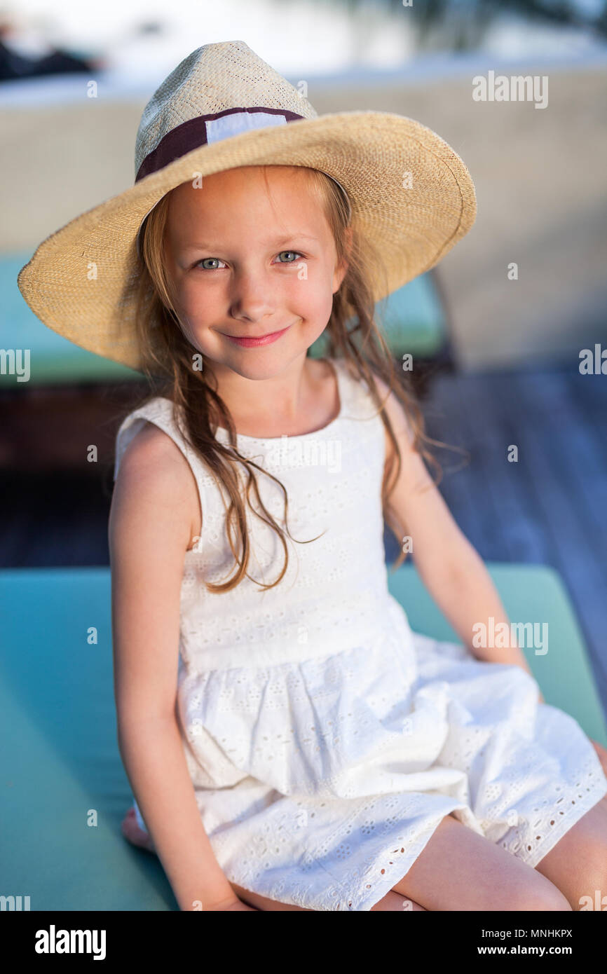 Portrait d'occasionnels adorable petite fille Banque D'Images