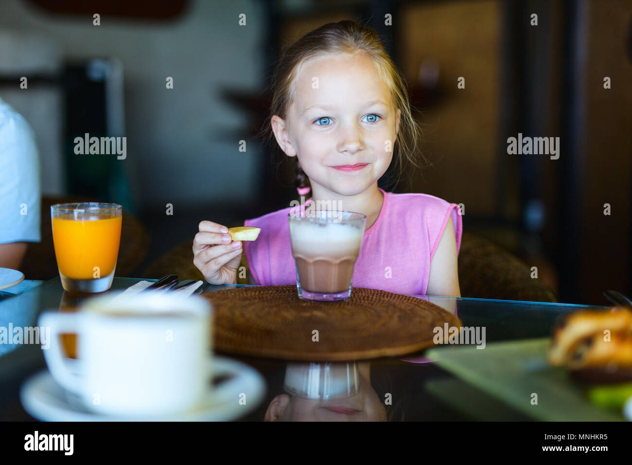 Adorable petite fille dans le boire du chocolat chaud Banque D'Images