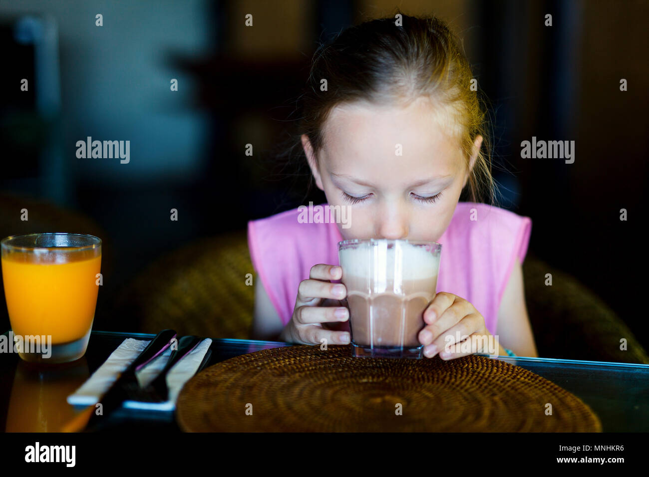 Adorable petite fille dans le boire du chocolat chaud Banque D'Images