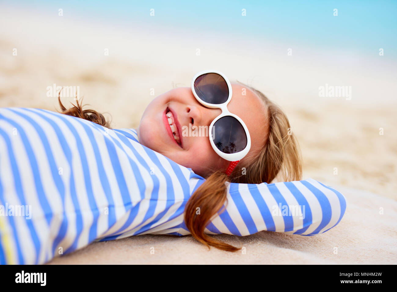 Adorable Petite Fille Allongee Sur Une Serviette De Plage Pendant Les Vacances D Ete Photo Stock Alamy