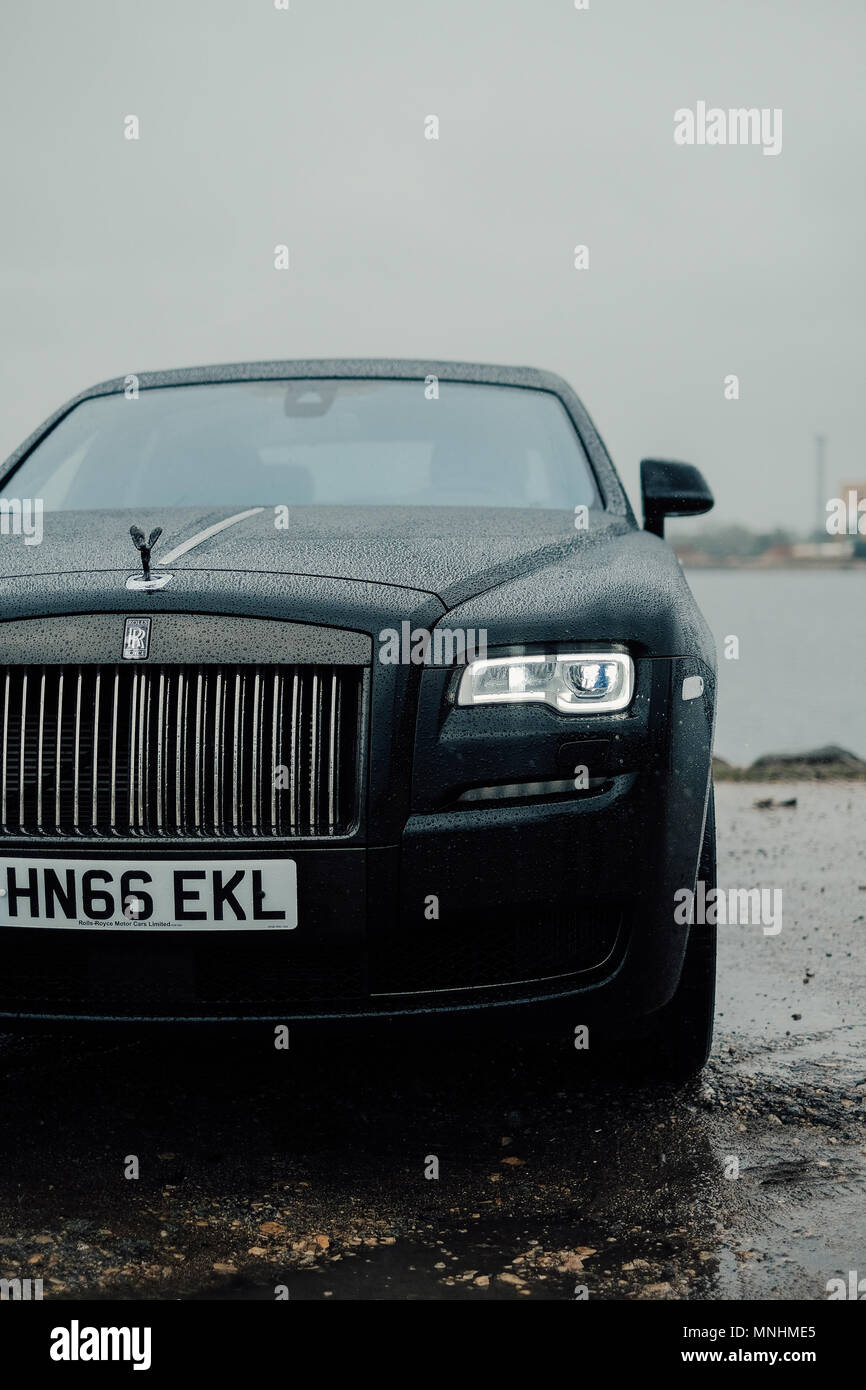 Un "Badge" noir édition spéciale Rolls-royce Ghost est photographié avec Rolls Royce press event à Riga - 13 juin, 2017 Banque D'Images