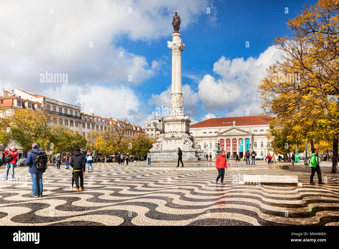 5 mars 2018 : Lisbonne, Portugal - Historique de la place Rossio, avec la colonne de Pedro IV, le soleil du printemps. Banque D'Images