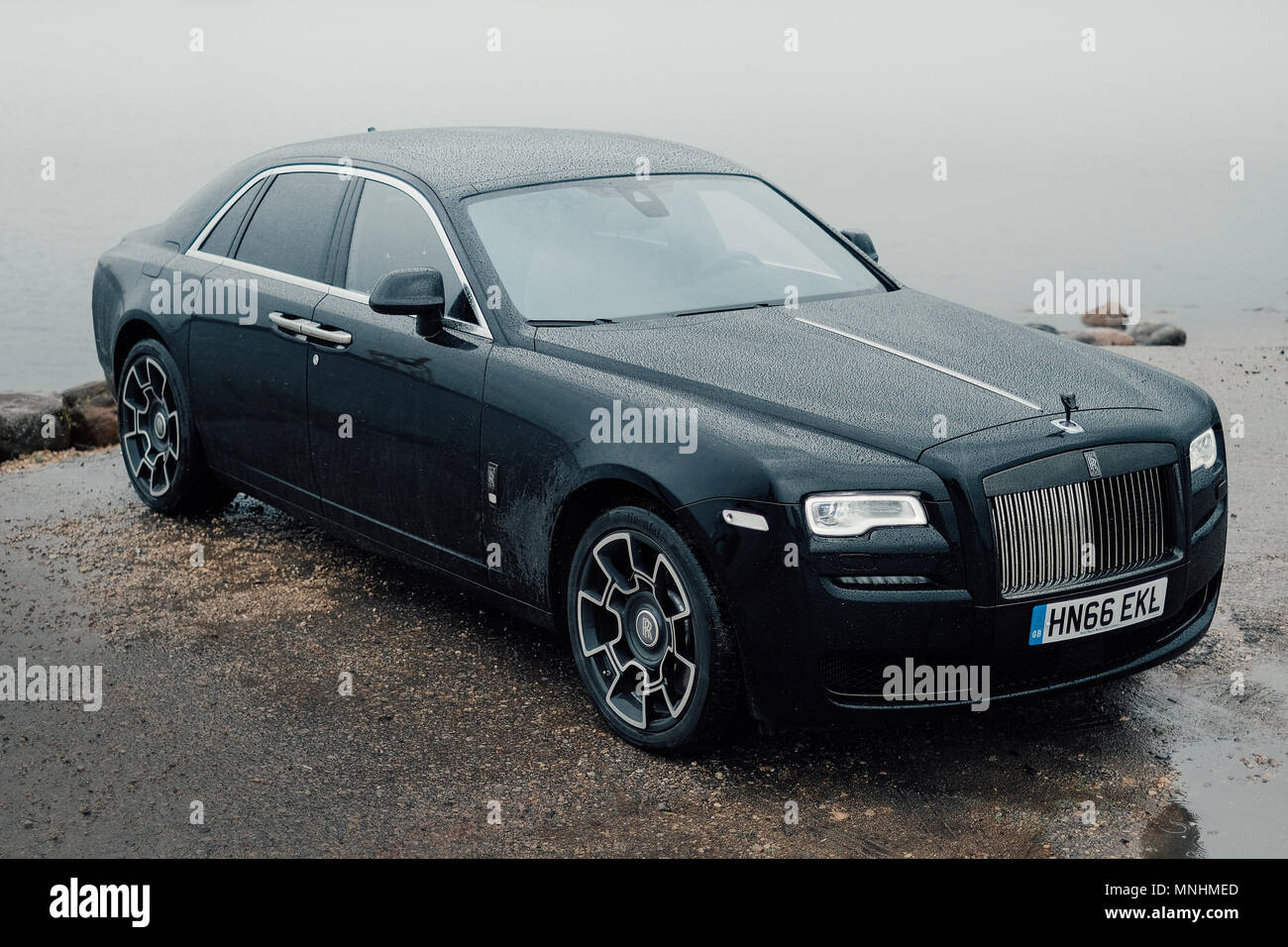 Un "Badge" noir édition spéciale Rolls-royce Ghost est photographié avec Rolls Royce press event à Riga - 13 juin, 2017 Banque D'Images