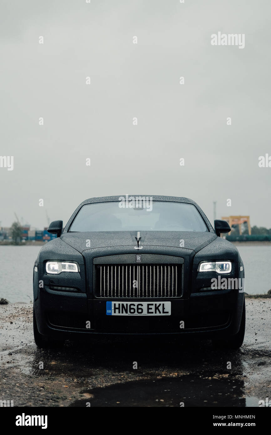 Un "Badge" noir édition spéciale Rolls-royce Ghost est photographié avec Rolls Royce press event à Riga - 13 juin, 2017 Banque D'Images