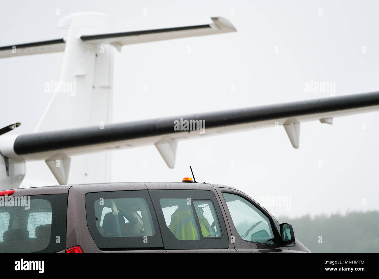 Coordinateurs de vol voiture s'arrêta près d'un avion qui s'apprête à décoller Banque D'Images
