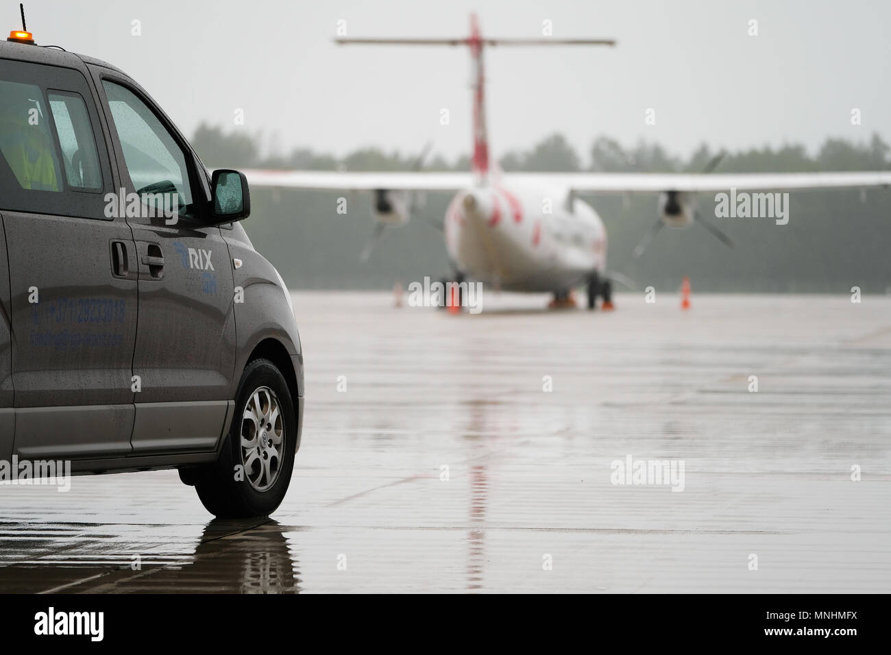 RIGA, juillet 2017 - coordonnateurs de vol voiture s'arrêta près d'un avion qui s'apprête à décoller Banque D'Images