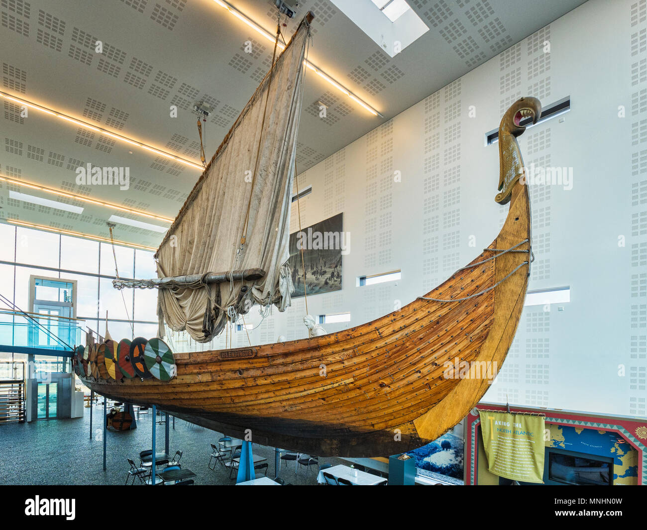 18 avril 2018 : Keflavik, Islande - l'Islendingur, une réplique de la Viking Gokstad ship, à Vikingaheimar, un musée Viking dans la péninsule de Reykjanes Banque D'Images