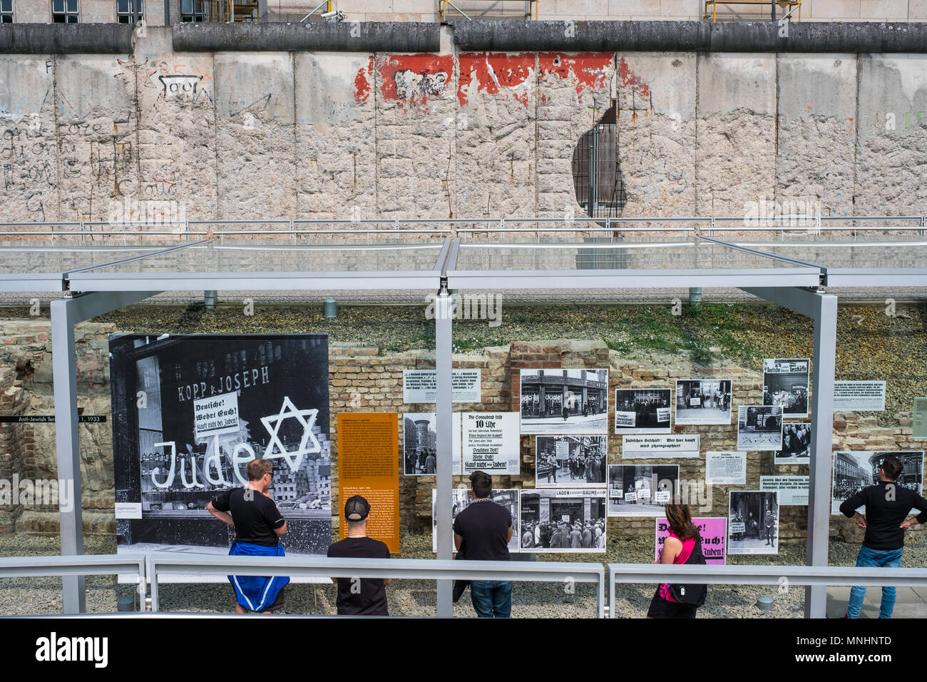 Berlin, Allemagne - mai 2018 : les gens à la topographie de la Terreur (allemand : Topographie des terreurs) exposition extérieure au mur de Berlin Banque D'Images