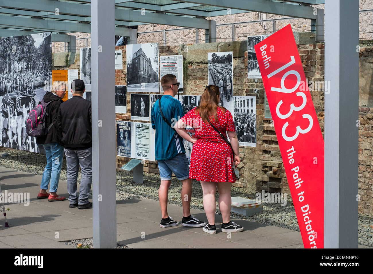 Berlin, Allemagne - mai 2018 : les gens à la topographie de la Terreur (allemand : Topographie des terreurs) exposition extérieure au mur de Berlin Banque D'Images