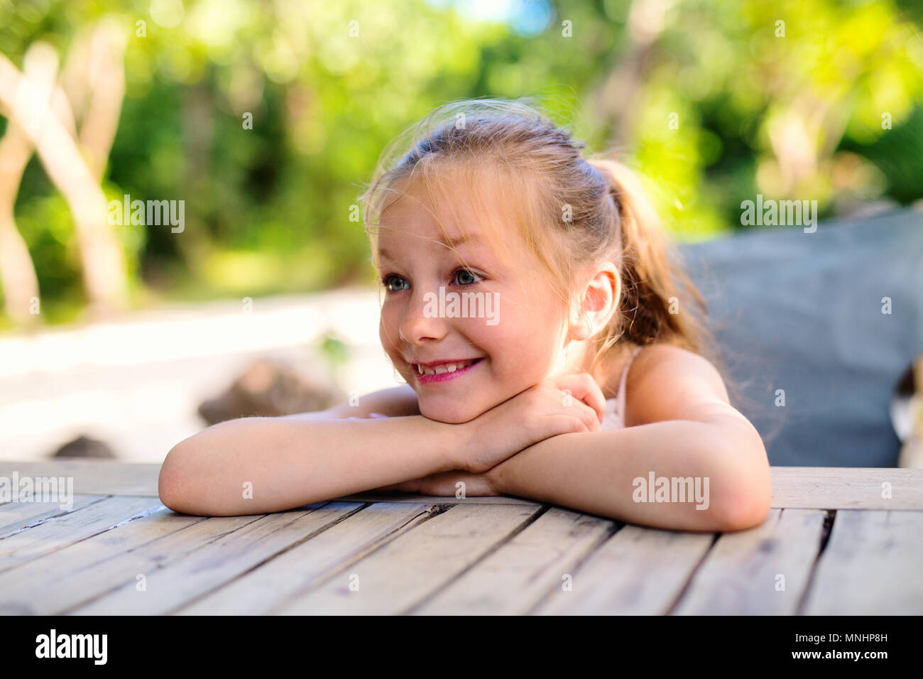 Portrait d'occasionnels adorable petite fille Banque D'Images