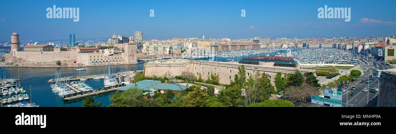 Le Fort Saint-Jean et le Fort Saint-Nicolas à l'entrée du port du vieux port Vieux Port, Marseille, Bouches-du-Rhône, France du Sud, France Banque D'Images