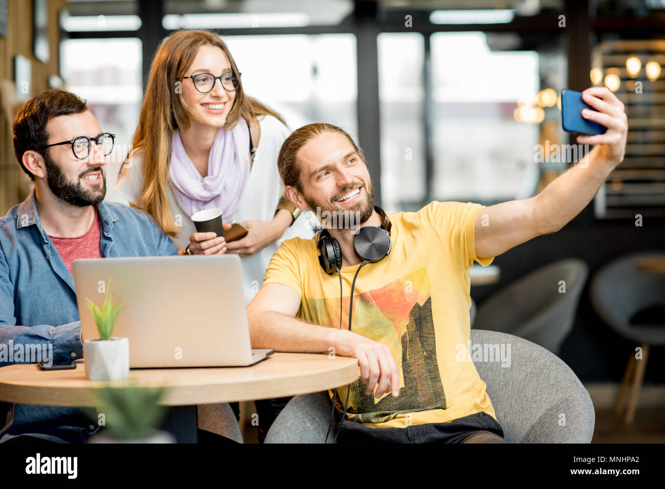 Jeunes collègues s'amusant faire photo selfies pendant la pause café au café Banque D'Images
