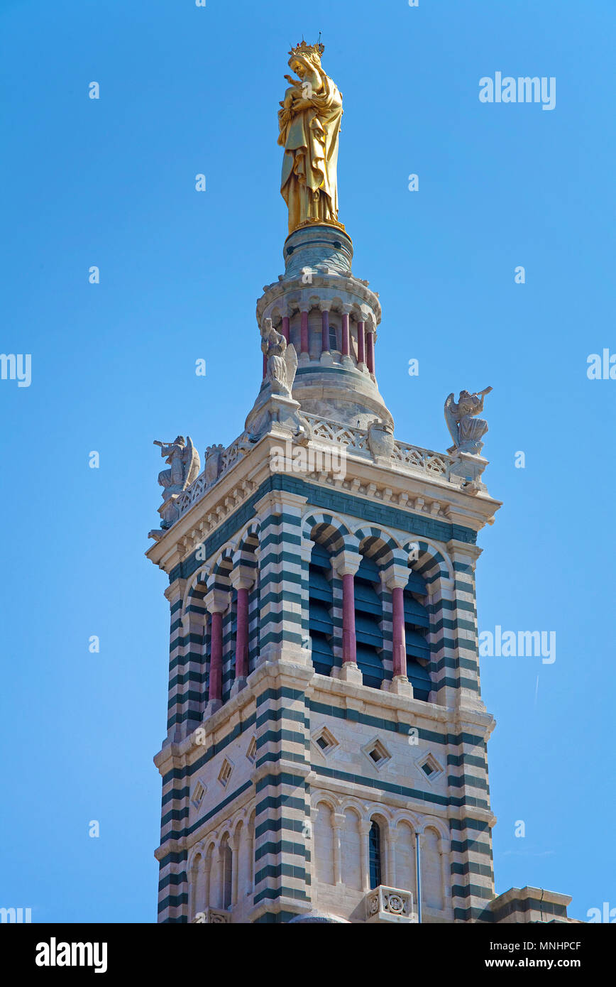 La bienheureuse Marie d'or avec l'enfant Jésus au sommet de la tour de la cathédrale de Notre-Dame de la Garde, Bouches-du-Rhône, Provence-Alpes-Côte d'Azur, France Banque D'Images