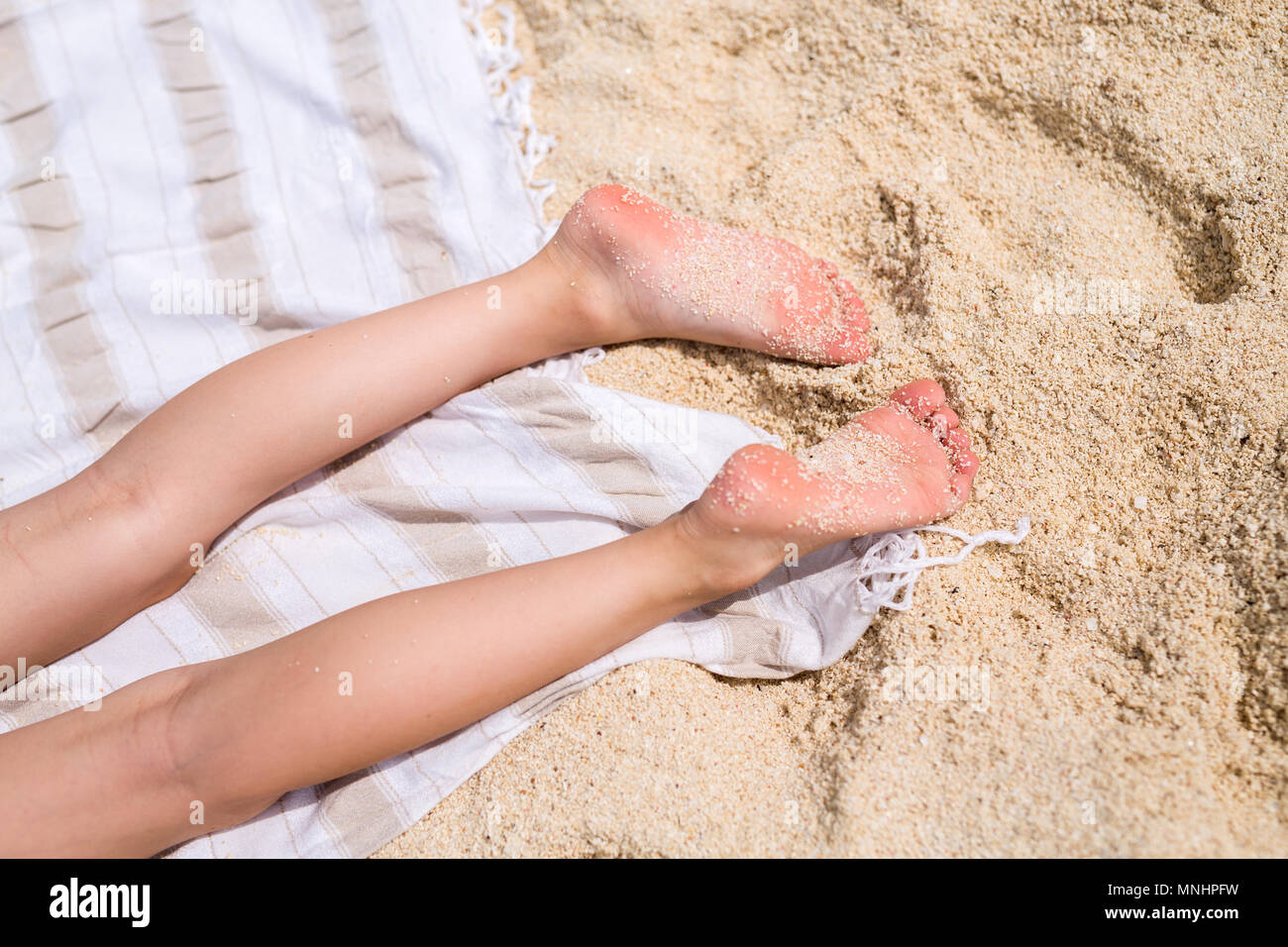Gros Plan D Une Petite Fille Jambes Sur Une Serviette De Plage Photo Stock Alamy