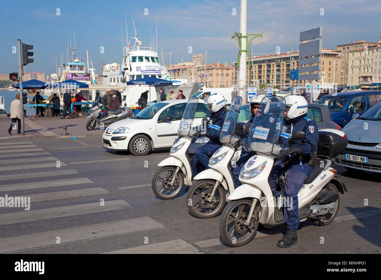 Les hommes de la police sur des motos sur le port de Marseille, Bouches-du-Rhône, Provence-Alpes-Côte d'Azur, France Sud, France, Europe Banque D'Images