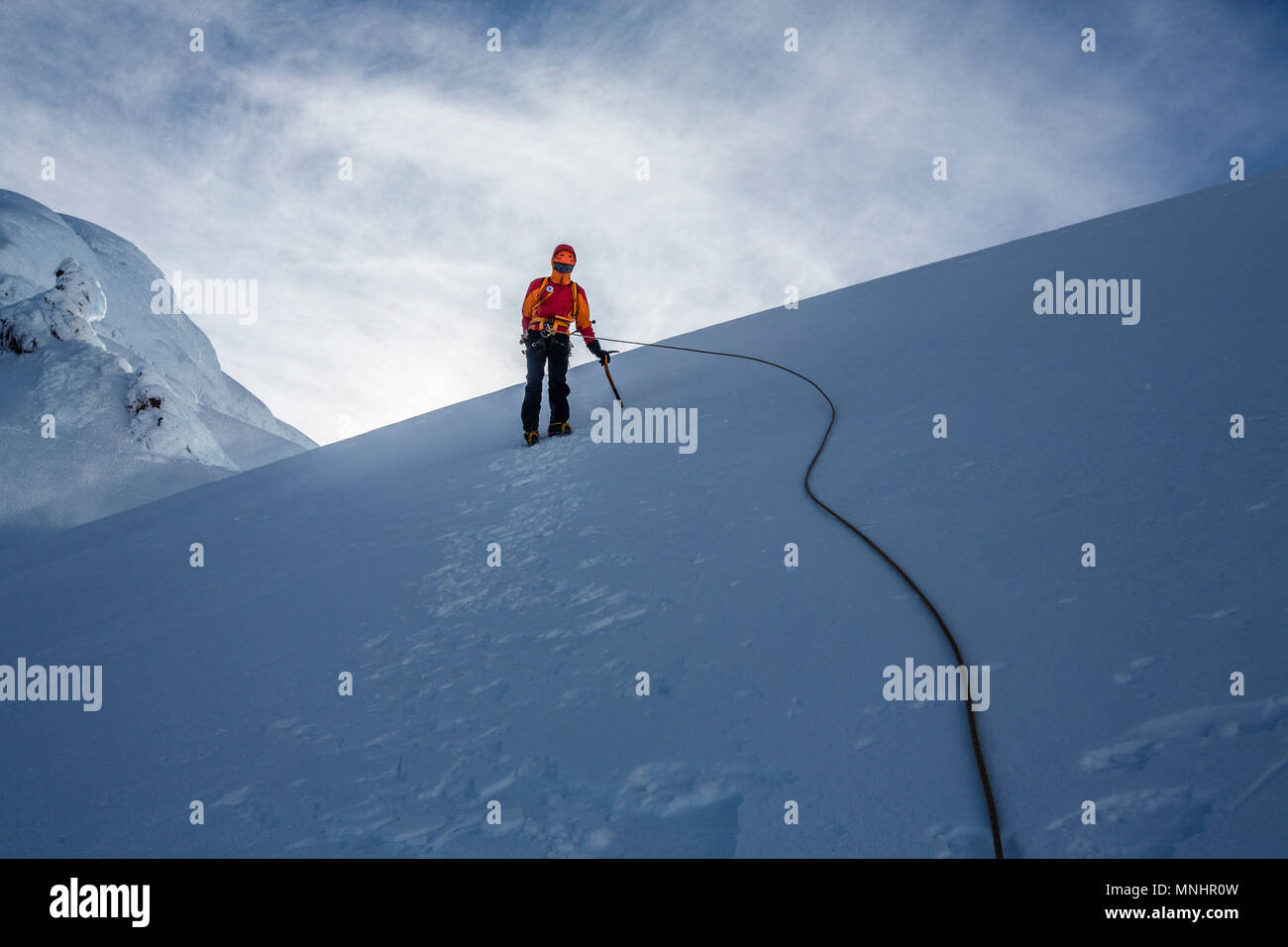 L'alpiniste descend les pentes du Cotopaxi, un volcan dans les Andes équatoriennes près de Cotopaxi. Banque D'Images