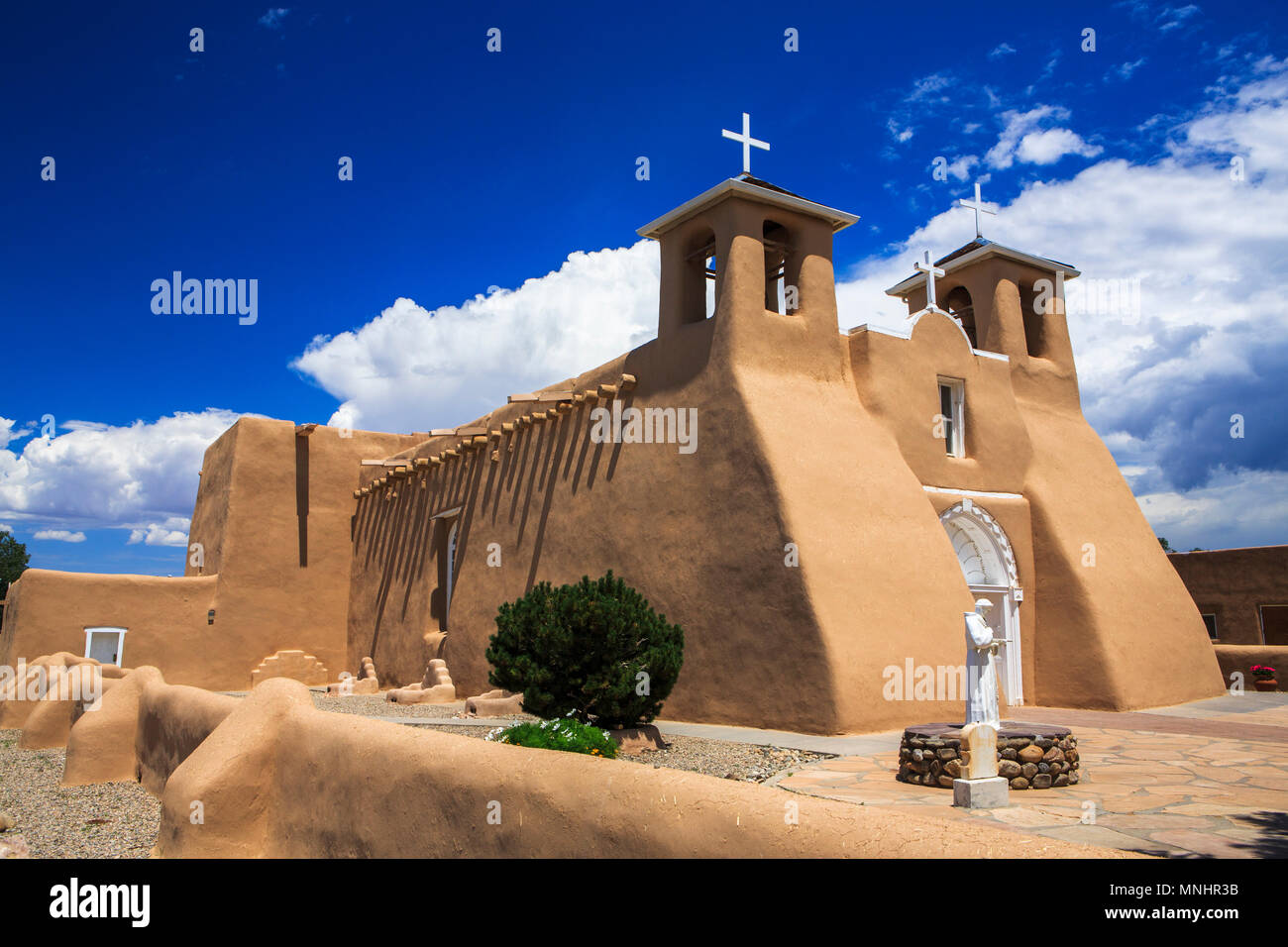La mission San Francisco de Asís à Taos, Nouveau Mexique est l'un des structures les plus emblématiques dans le sud-ouest et a été nommé site du patrimoine mondial par l'UNESCO et d'un Monument Historique National des États-Unis. Banque D'Images