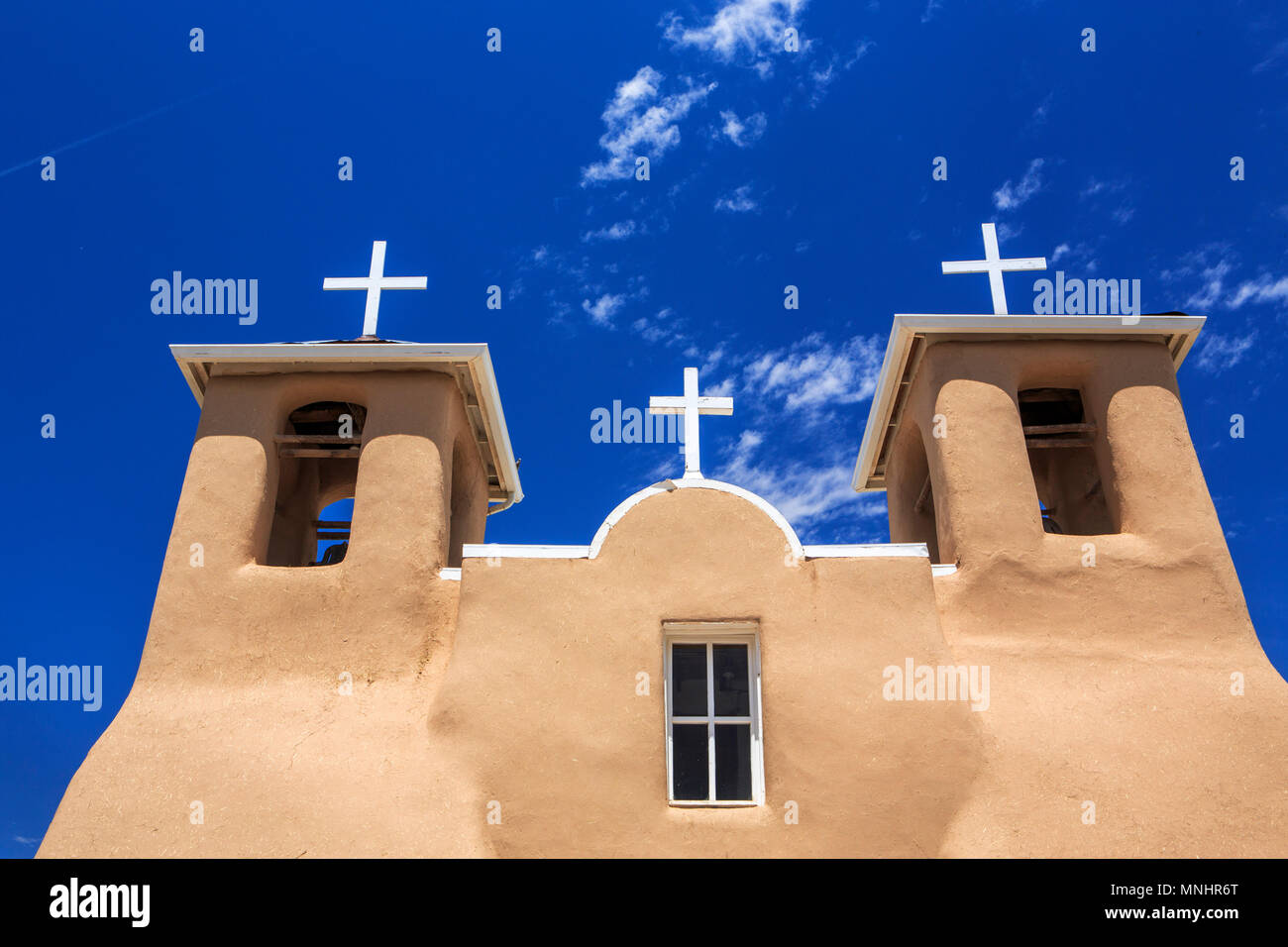 La mission San Francisco de Asís à Taos, Nouveau Mexique est l'un des structures les plus emblématiques dans le sud-ouest et a été nommé site du patrimoine mondial par l'UNESCO et d'un Monument Historique National des États-Unis. Banque D'Images