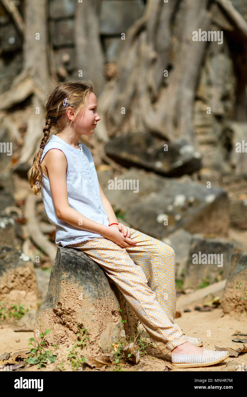 Petite fille dans l'ancien temple d'Angkor Wat à Siem Reap, Cambodge Banque D'Images