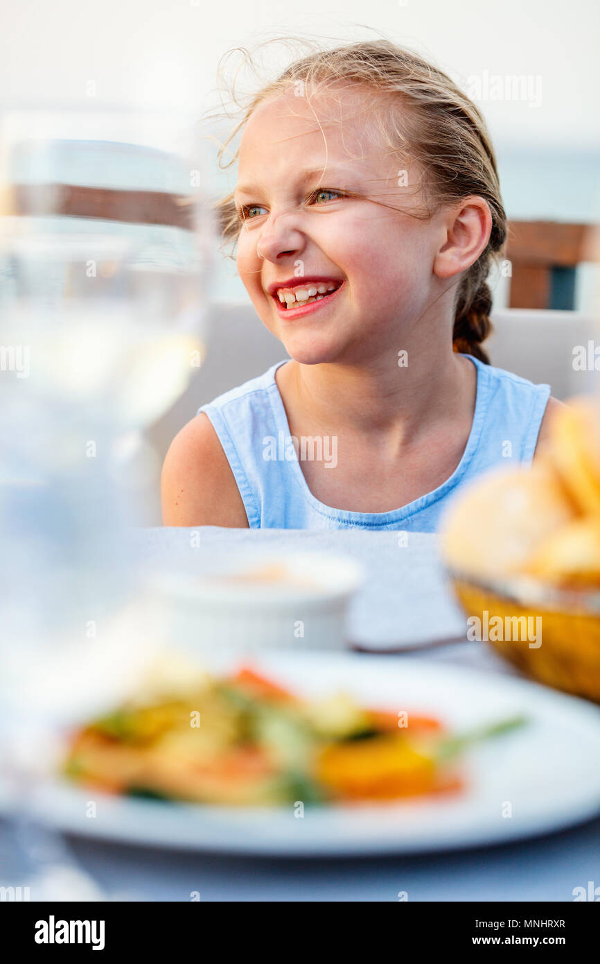 Portrait d'occasionnels adorable petite fille Banque D'Images