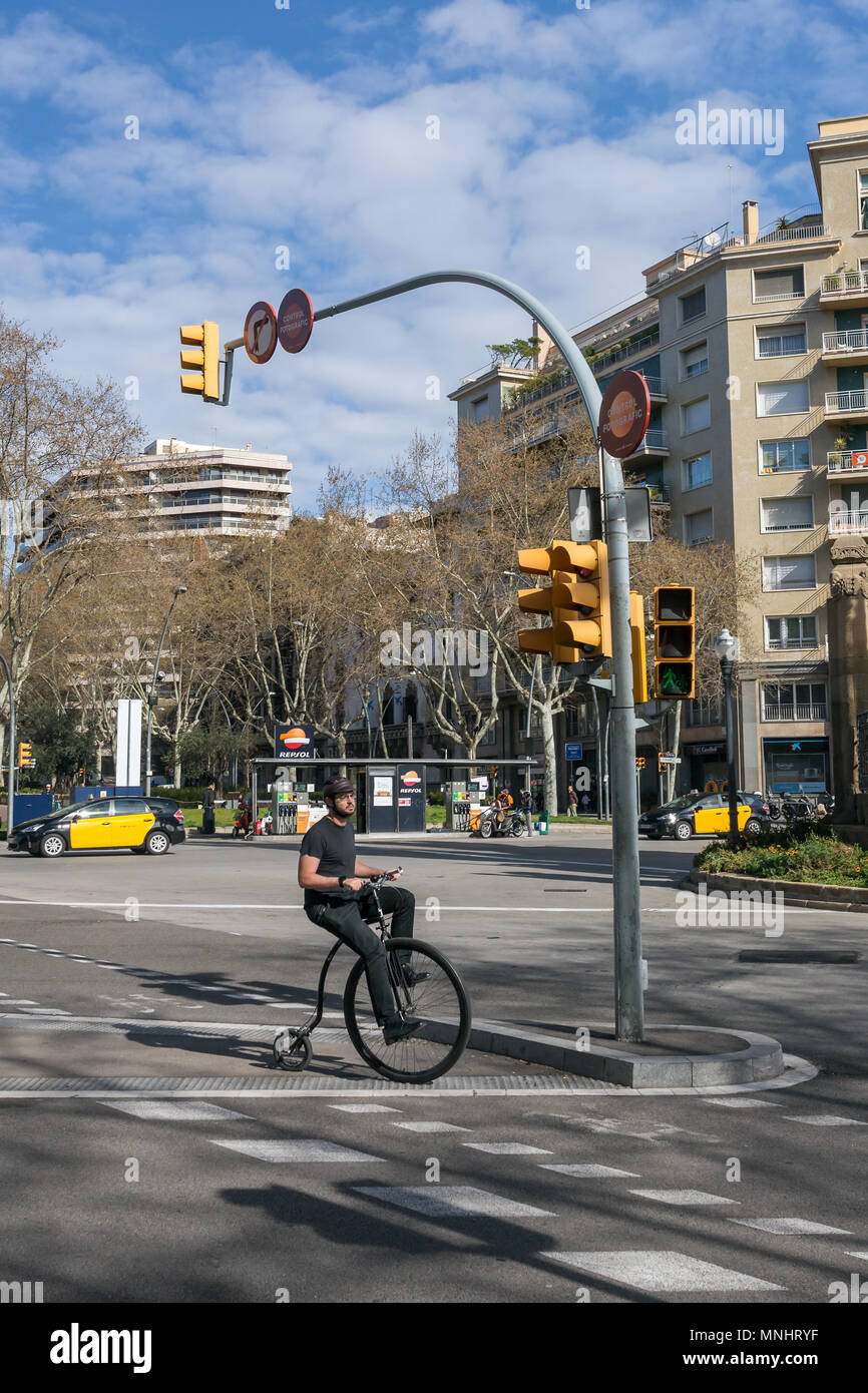 Barcelone, Espagne - 26 mars 2018 : Un homme à cheval le penny-farthing, également connu sous le nom de roue haute location dans les rues de Barcelone. Banque D'Images