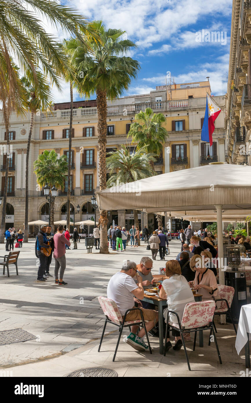Barcelone, Espagne - 27 mars 2018 : restaurants en plein air à la célèbre Plaça Reial à Barcelone, Espagne Banque D'Images