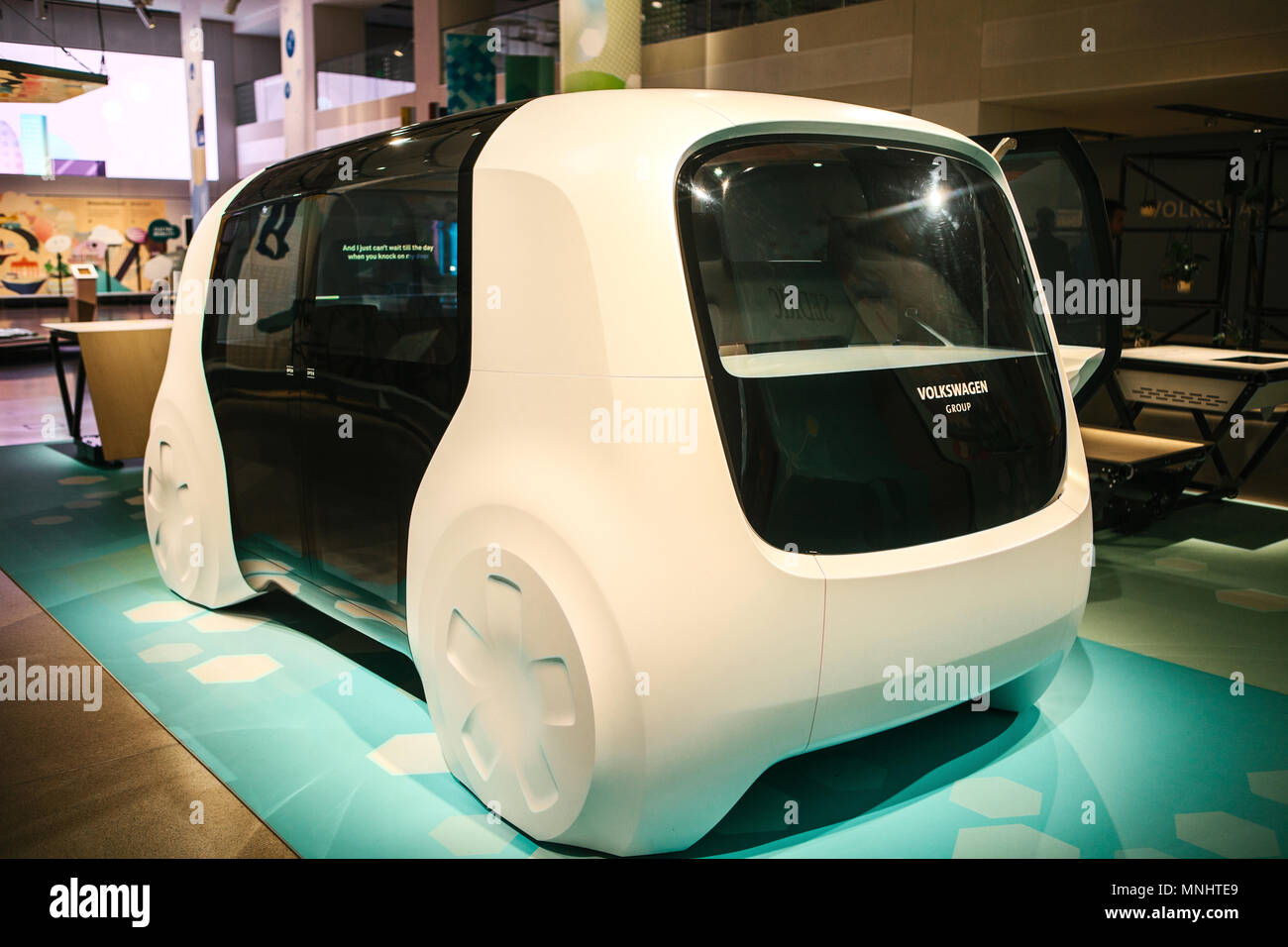 Berlin, Allemagne 15 Février 2018 : forum mondial de l'Auto Volkswagen Group. Un nouveau concept de voiture sans conducteur de Volkswagen. Le nom de la voiture modèle est Sedric. Transport de l'avenir Banque D'Images