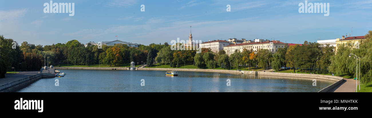 Vue panoramique sur la rivière Svisloch et Green Park dans le centre-ville de Minsk, Bélarus Banque D'Images