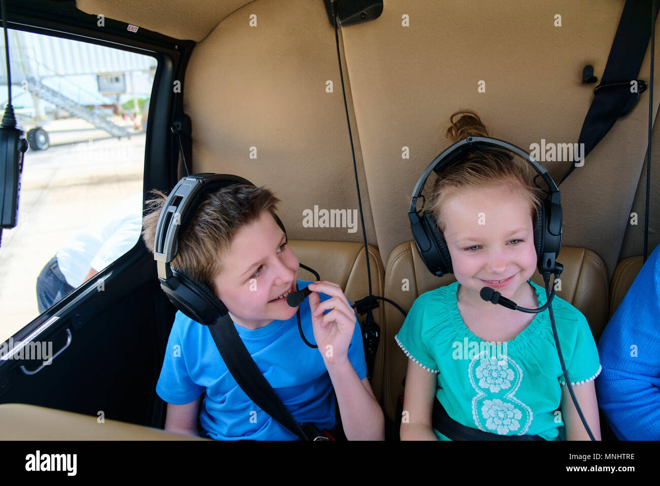 Enfants à la cabine d'avant vol panoramique en hélicoptère Banque D'Images