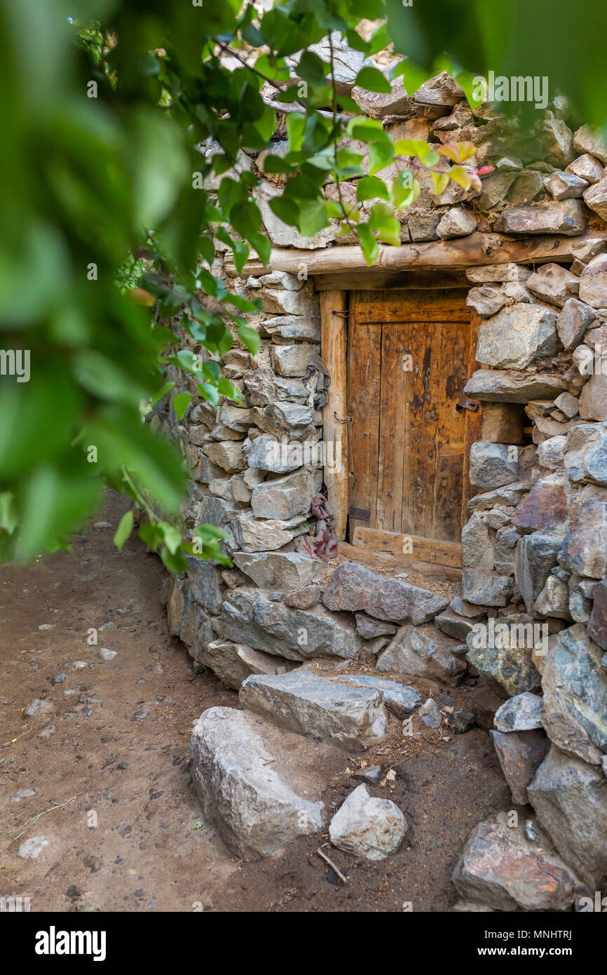 Vieille porte en bois, maison en pierre dans village Dah, région du Ladakh, Inde Banque D'Images