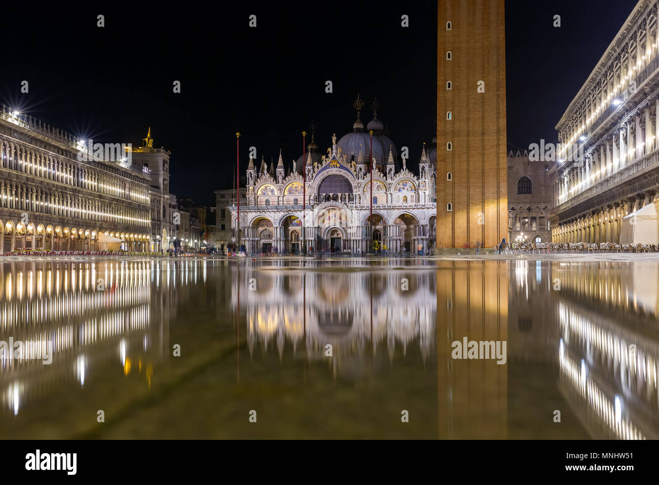 Dans la basilique San Marco à Venise avec la réflexion la nuit durant la marée haute, ou aqua alta, qui a inondé la place avec de l'eau de mer Banque D'Images