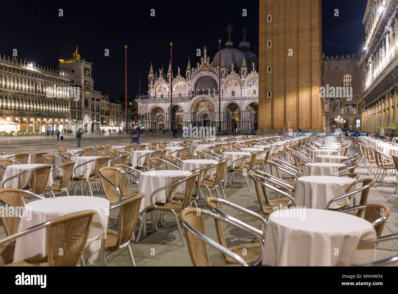 La place Saint Marc avec San Giorgio di Maggiore en arrière-plan à Venise, Italie Banque D'Images
