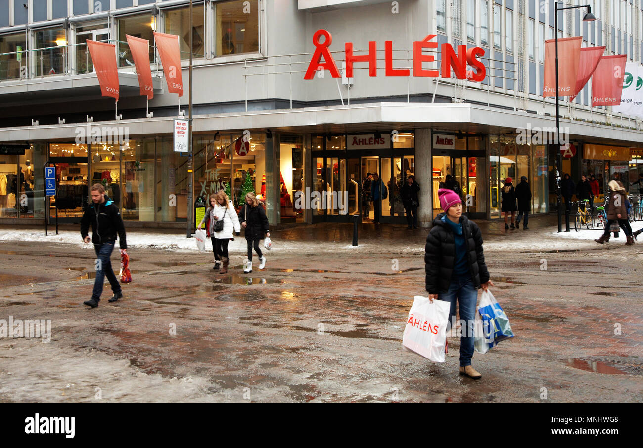 Karlstad, Suède - le 16 décembre 2012 : une personne va d'achats de Noël à Åhlens avec un sac marqué avec le nom du magasin. La neige a commencé à m Banque D'Images