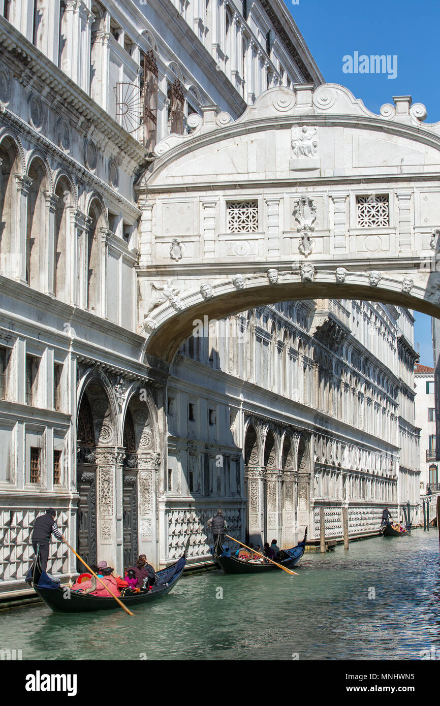 Les touristes en gondoles naviguant sur le Rio de Palazzo o de Canonica Canal sous le Pont des Soupirs ou Ponte dei Sospiri à Venise, Italie. Banque D'Images