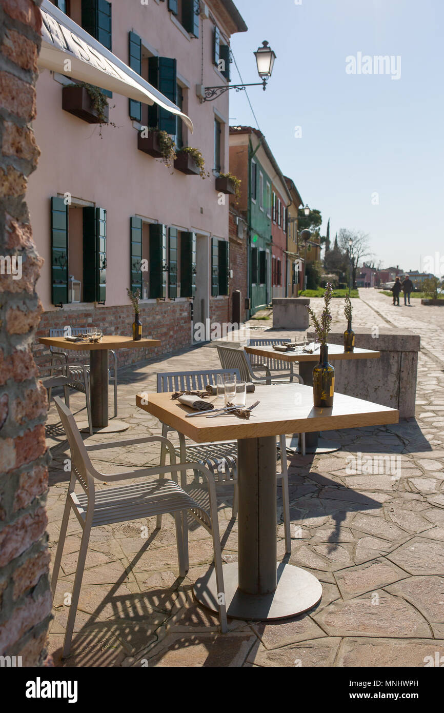 Terrasse d'un café confortable à l'île Burano à Venise, Italie Banque D'Images