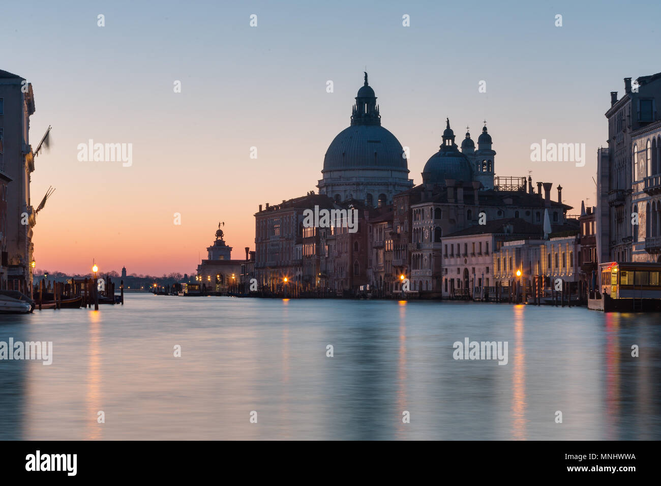 Santa Maria della Salute au lever du soleil à Venise, Italie Banque D'Images