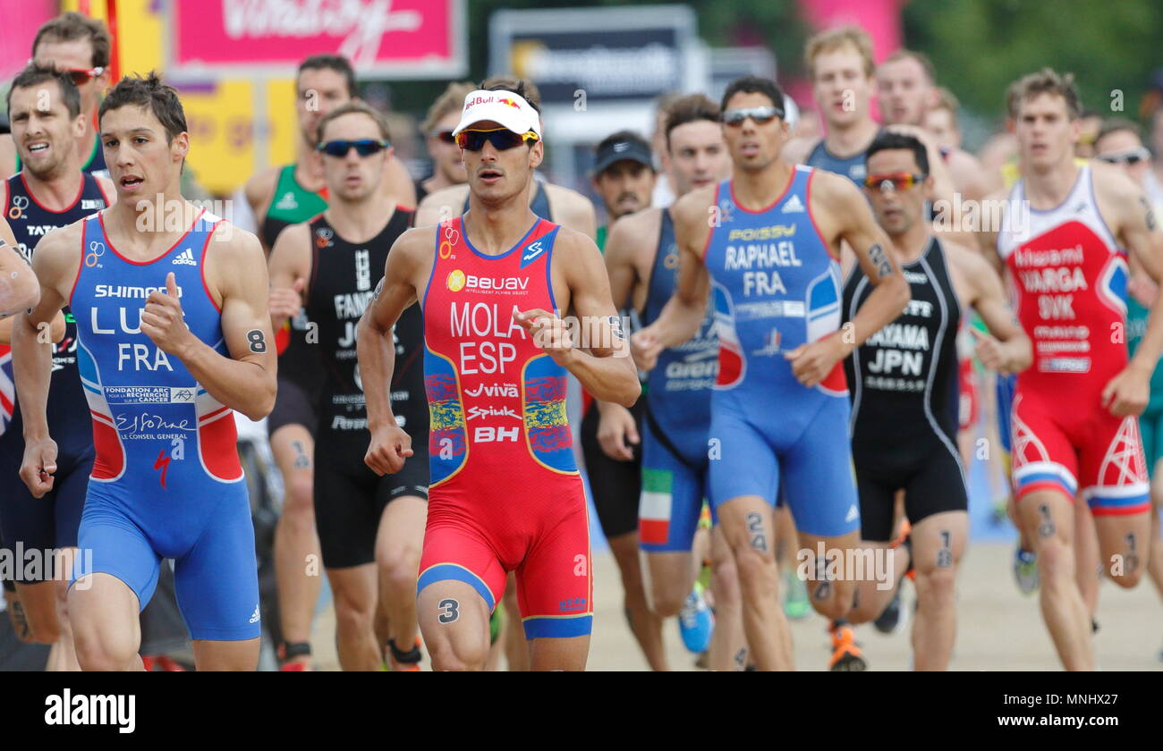 Mario Mola avec le pack pendant la phase de l'épreuve des hommes d'élite de la jambe de Londres du monde de triathlon ITU 2014, Hyde Park, Londres, Angleterre. 31 Mai 2014 Banque D'Images