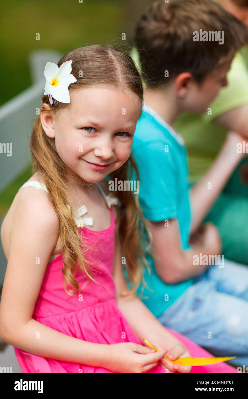 Portrait de petite fille décontracté en plein air, sur la journée d'été Banque D'Images