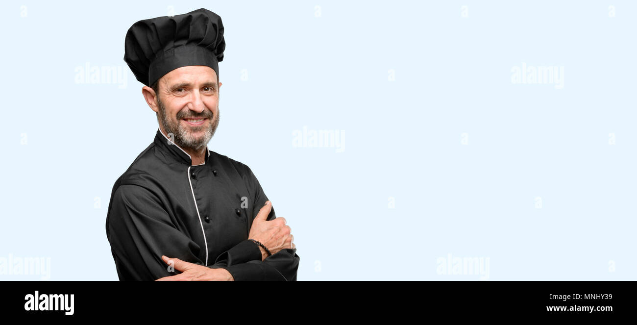 Cuisinier en chef, l'homme portant chapeau avec bras croisés confiant et  heureux avec un grand sourire naturel rire isolé sur fond bleu Photo Stock  - Alamy