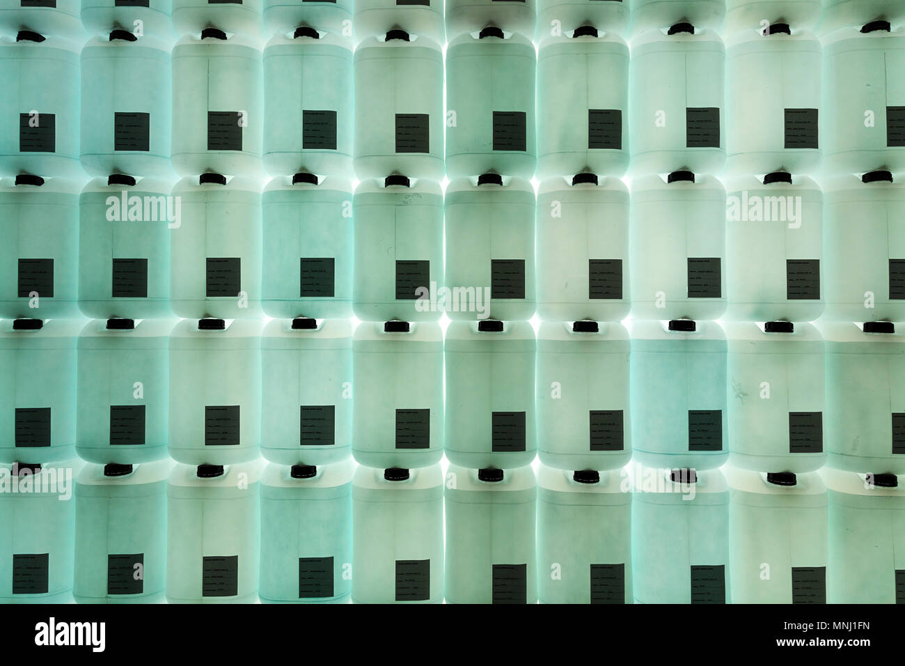 Un mur d'eau translucide en plastique boîtes métalliques, produits chimiques, lab Banque D'Images