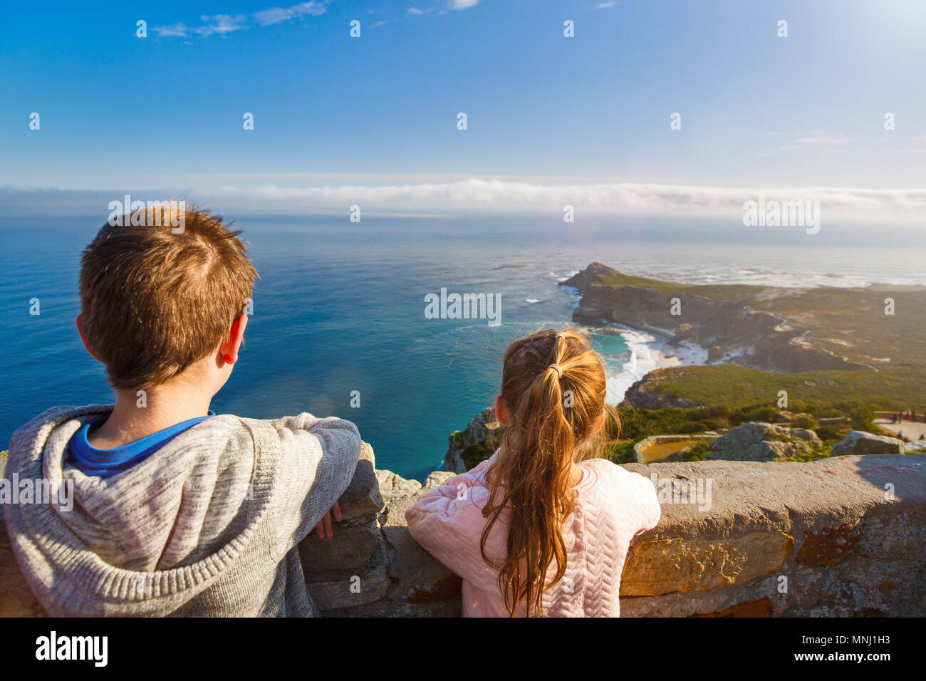 Deux enfants bénéficiant d'une vue imprenable sur Cap du haut de la montagne de la table Banque D'Images