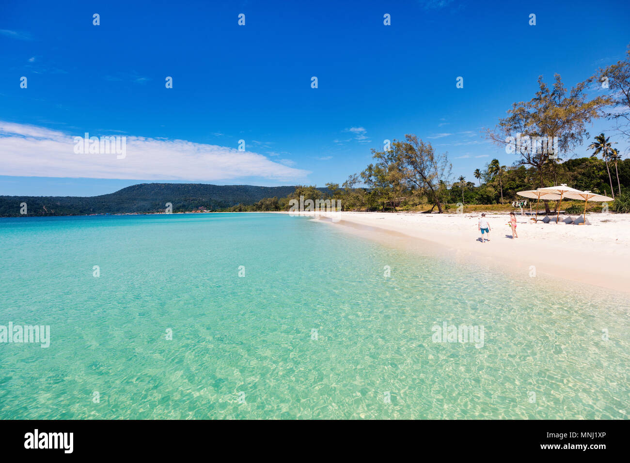 Les enfants s'amuser au Tropical Beach pendant les vacances d'été jouer ensemble à l'eau peu profonde Banque D'Images
